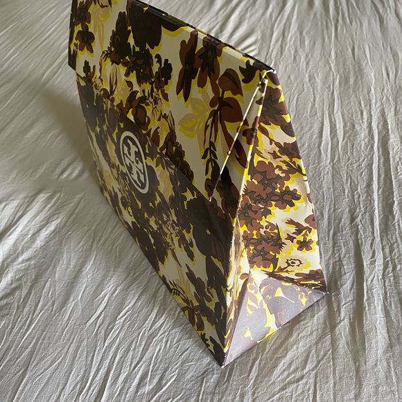 Tory Burch gift box - Picture 2 of 7